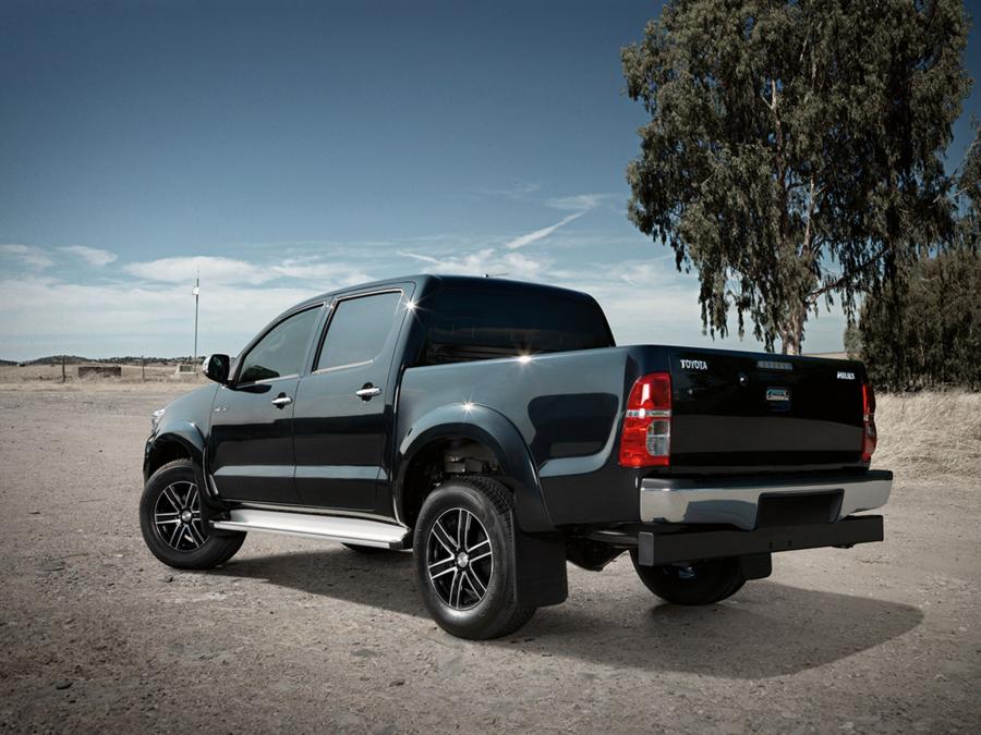  Toyota Hilux on Dezent Wheels 2015 года  (фото 2 из 4)